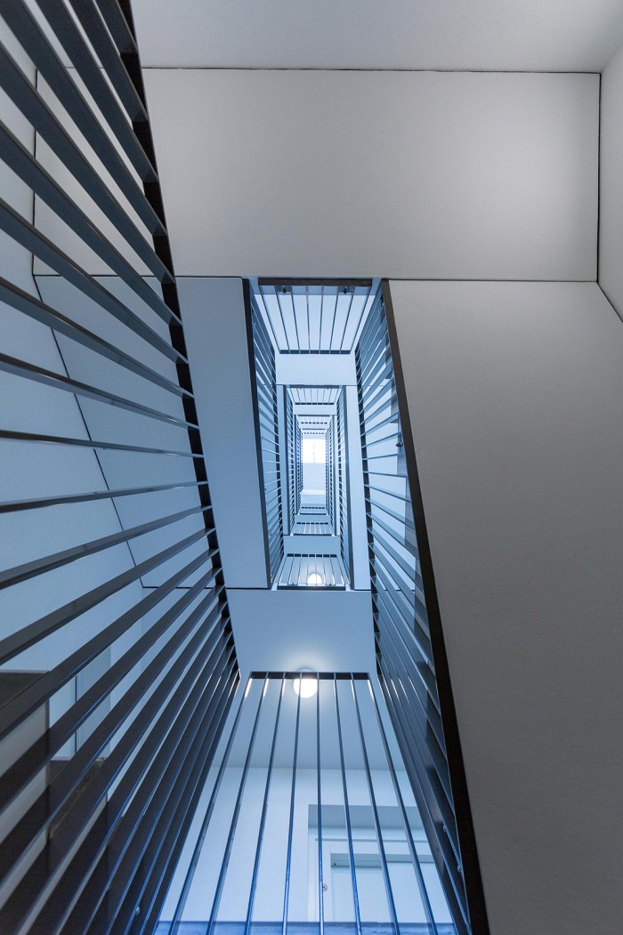 Cage d'escalier dessinée par actescollectifs architectes